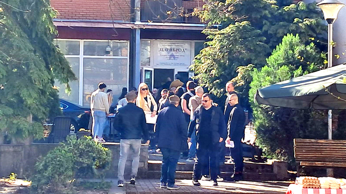 Изборни туристи пречат на българите в Цариброд да гласуват