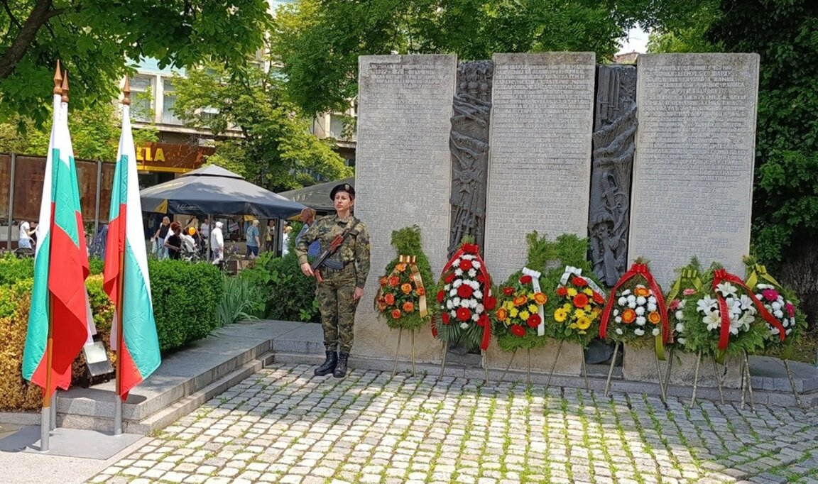 Цветя за Ботев и героите