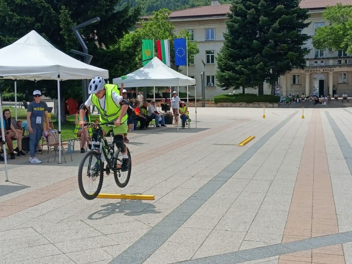Във Враца продължава състезанието по безопасност на движение по пътищата