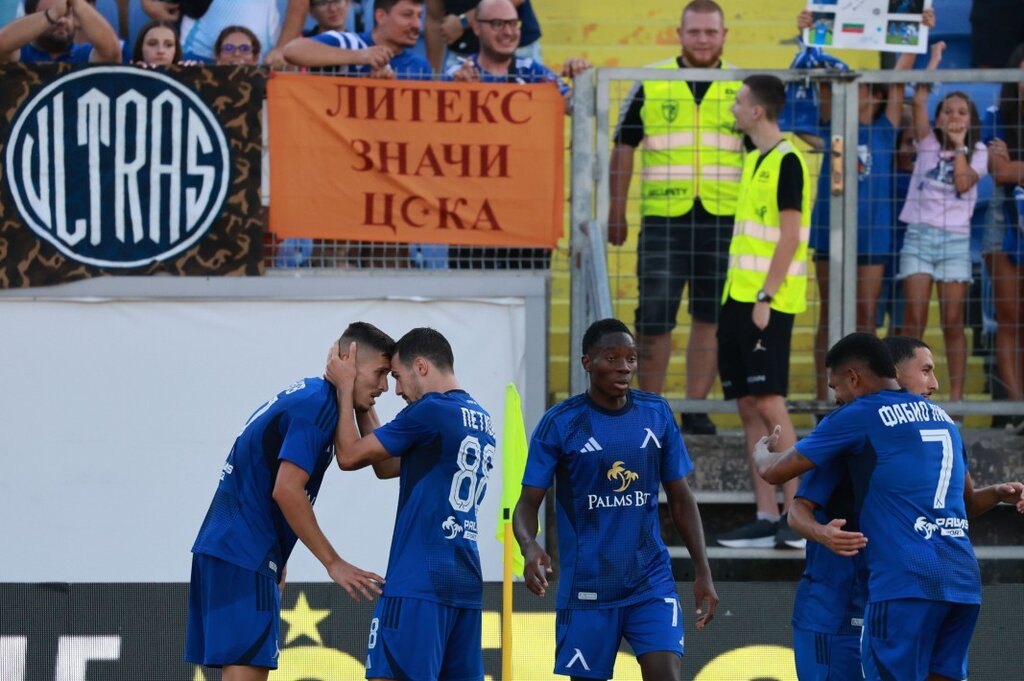 Левски с четвърта поредна победа