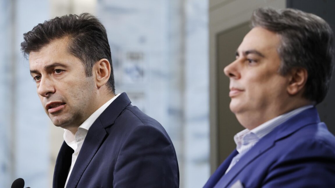 Лидерите на ПП Кирил Петков (вляво) и Асен Василев.