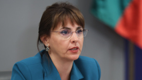 Започва изплащането на еднократната помощ от 50 евро. Кои хора ще я получат?