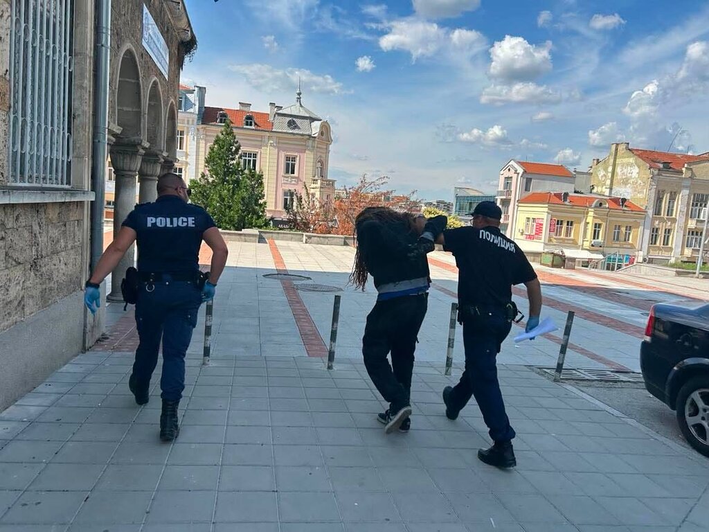 Наш колега защити възрастна жена и задържа нападател