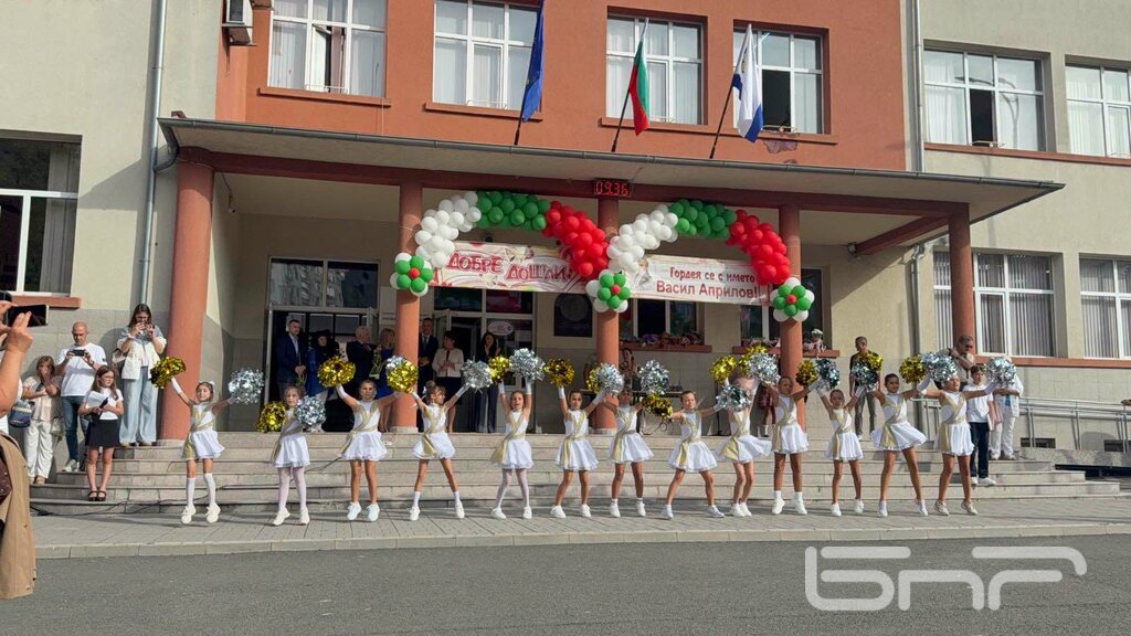 Кметът Димитър Николов откри новия учебен корпус в ОУ "Васил Априлов" (ВИДЕО)