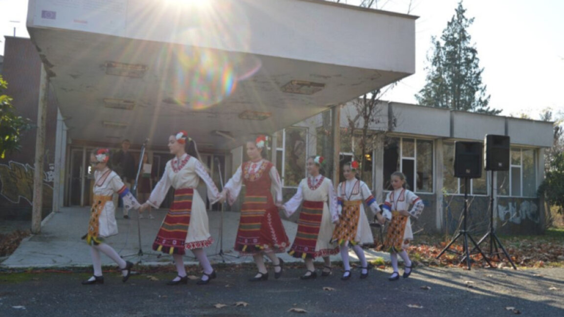 Разрушават бившия Младежки дом в Кърджали