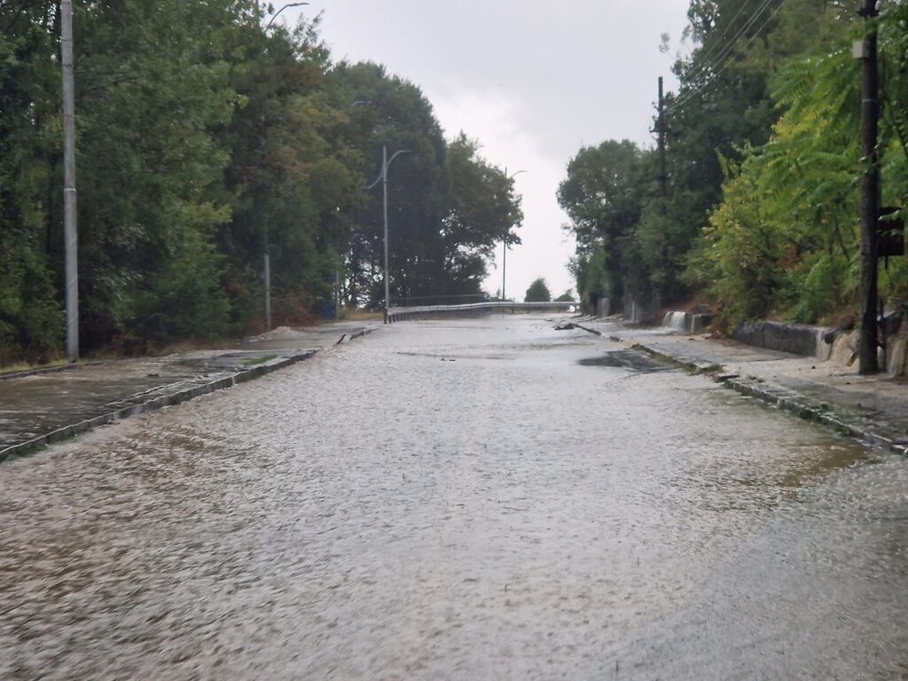 Порой и потоп на морето: Под вода са улици и хотели в Царево