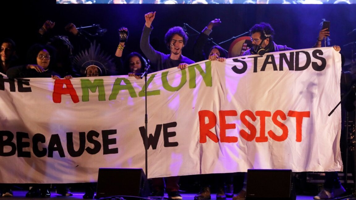 Активисти протестират в Мадрид преди началото на 25-ата климатична конференция на ООН