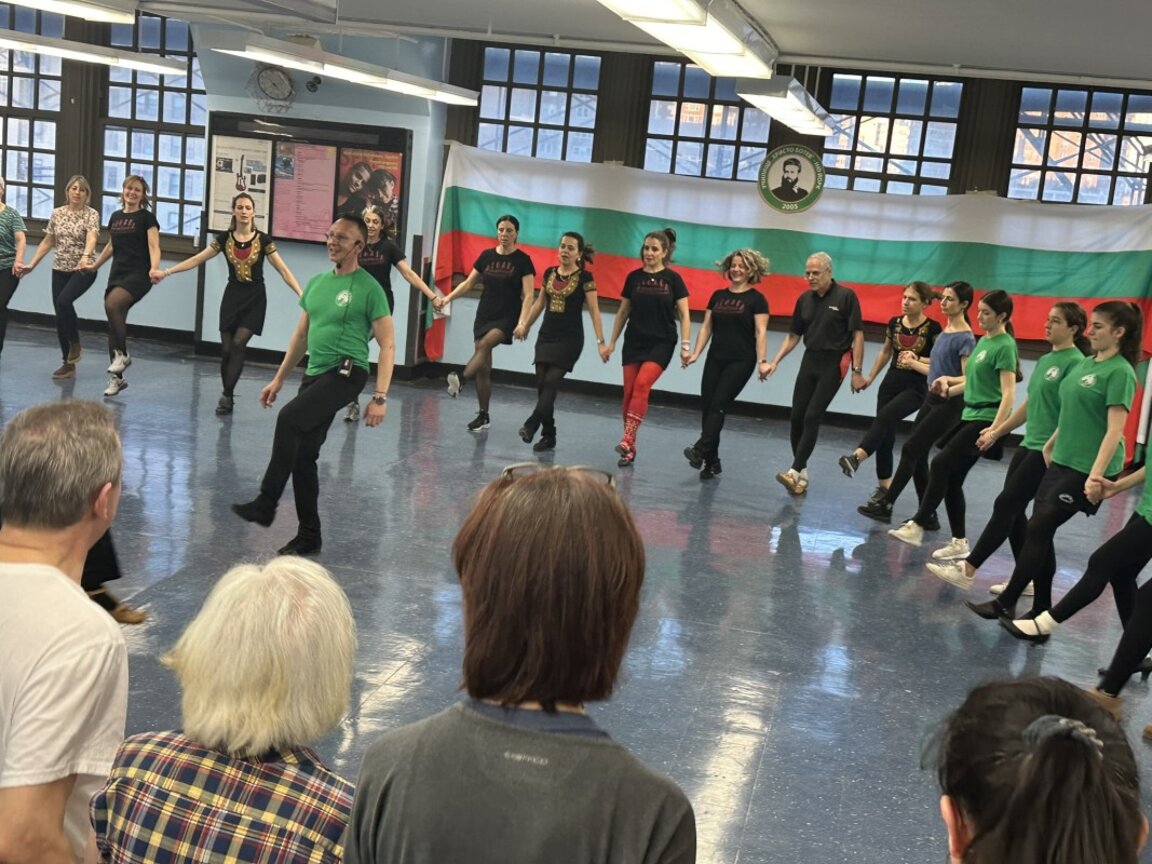 La danza folclórica búlgara conmovió a búlgaros, estadounidenses y japoneses en Nueva York