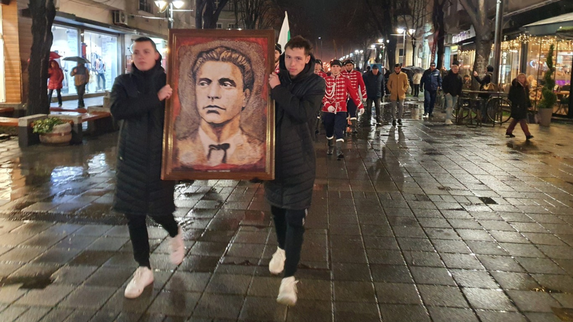Стотици ученици и учители се включиха във факелно шествие в Бургас