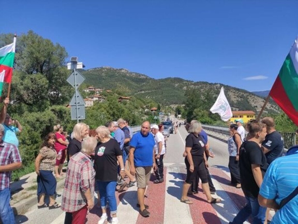 Жители на Павелско блокираха пътя Смолян - Пловдив заради безводието
