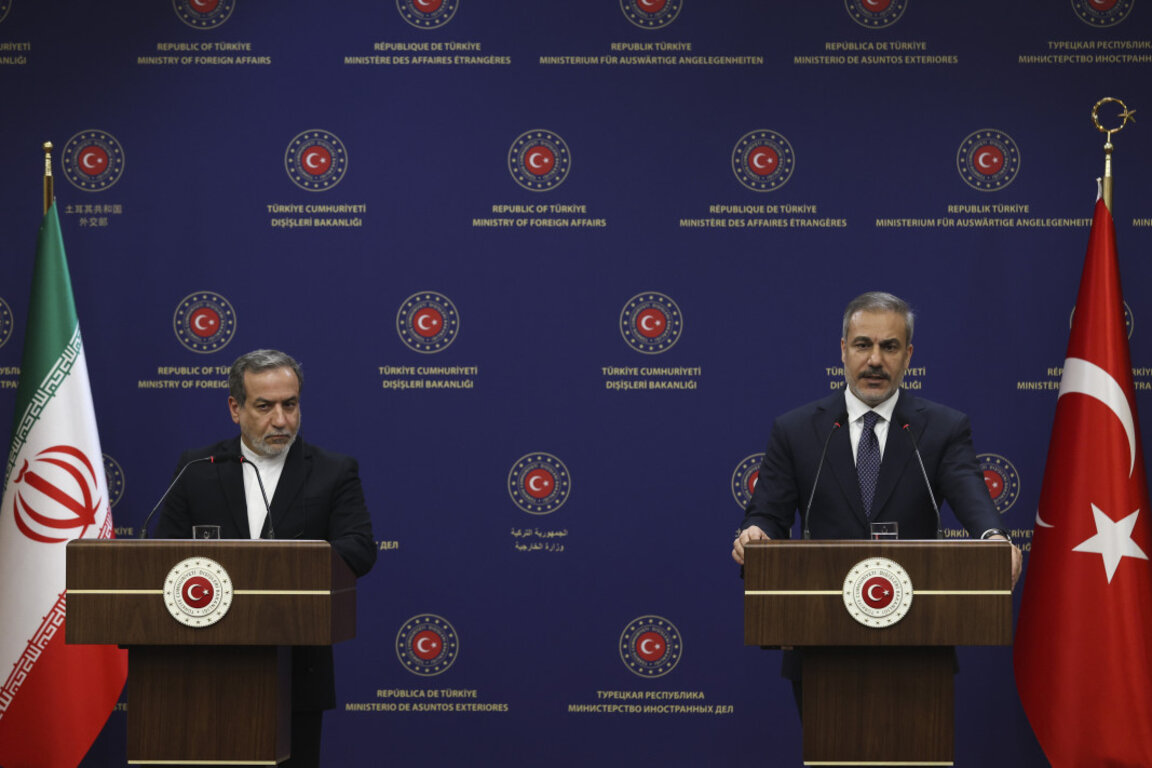 Турският външен министър Хакан Фидан (вдясно) на съвместна пресконференция с външния министър на Иран Абас Арагчи (вляво) след срещата им в Анкара, 2 декември 2024 г