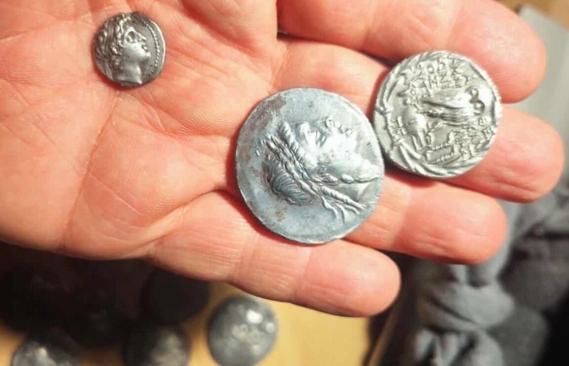71 старинни монети задържаха митничарите на Малко Търново