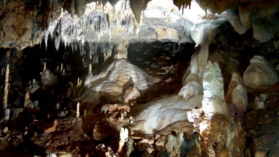 Sesenta y cinco años desde el descubrimiento de la cueva Snezhanka 