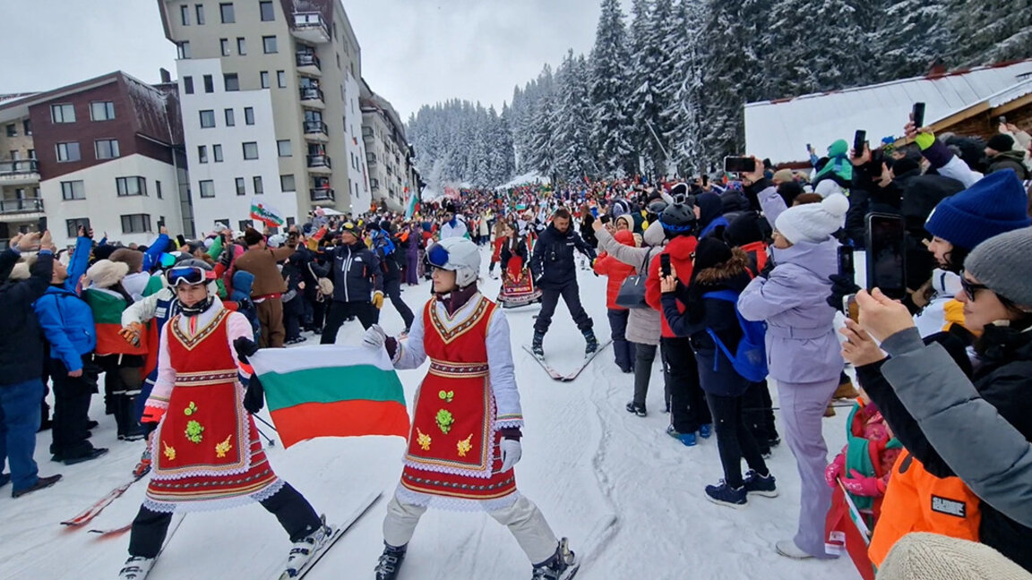 Ski-Abfahrt in Trachten zum Nationalfeiertag in Pamporowo