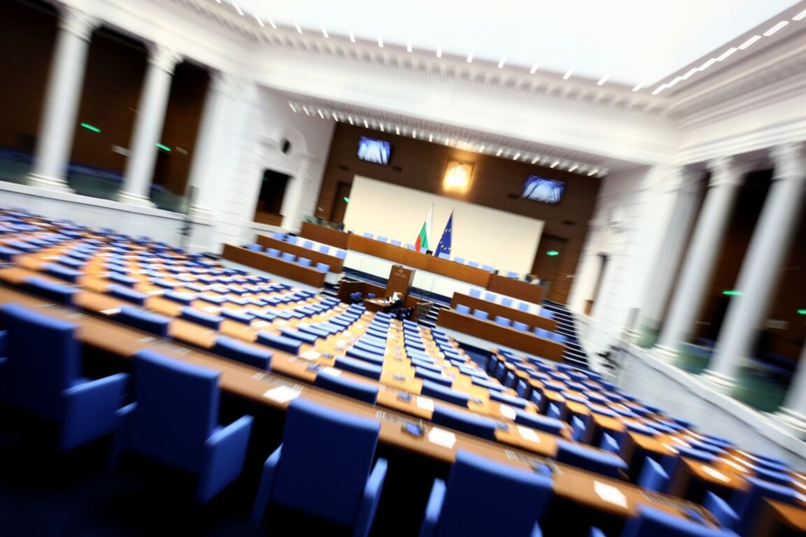 Parlamento’da çoğunluk yine sağlanamadı, oturum ertelendi