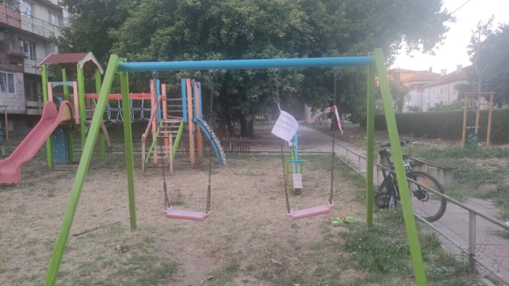 Доброволци обновяват детска площадка във Видин