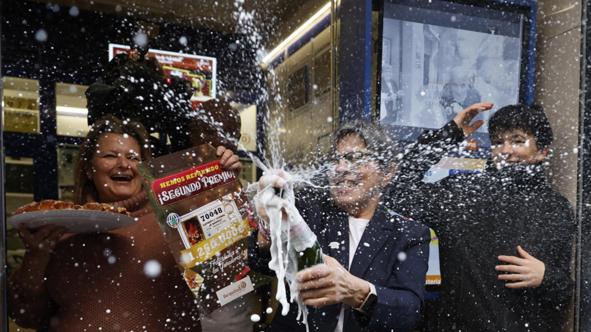 Печеливши от лотарията "Ел Гордо" се радват на печалбата си