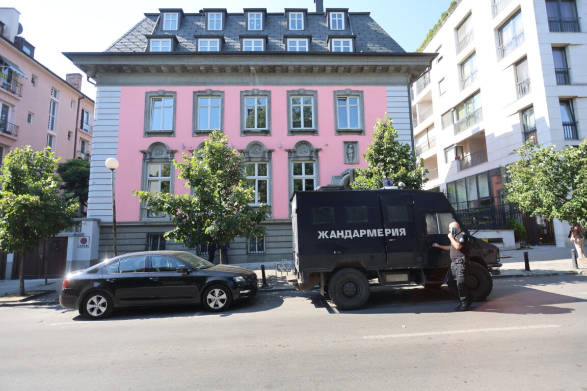 Обискират имоти на Румен Гайтански - Вълка. Действията на прокурори, служители на Комисията за противодействие на корупцията и полицаи са във връзка с разследването на кредит, отпуснат на фирма на Гайтански от ББР.