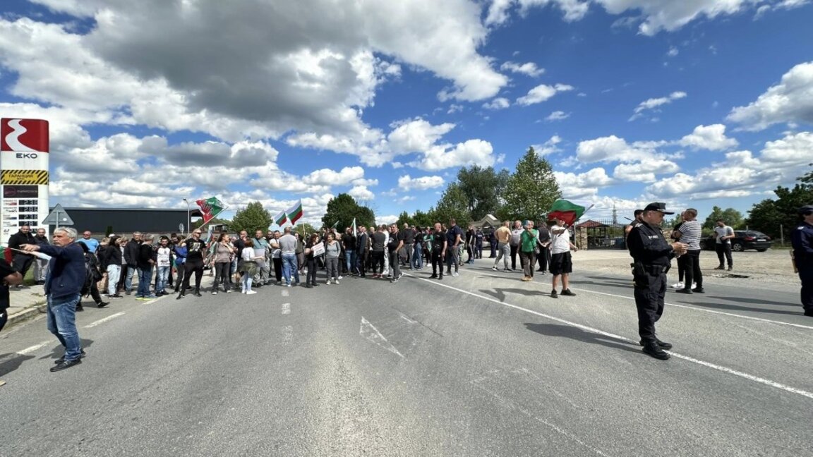 Протестиращи блокираха движението на Подбалканския път