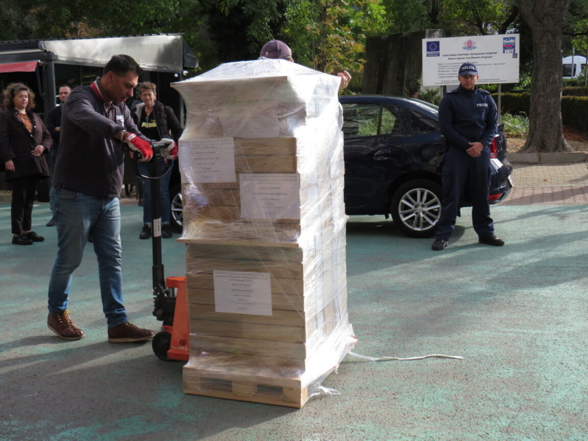 112 300 бюлетини под охрана...