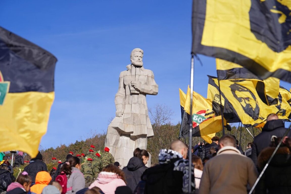 Паметникът на Христо Ботев в Калофер