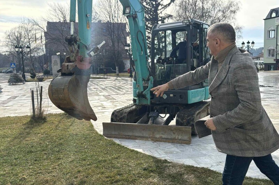 Направиха първа копка на реконструкция на централния площад в Гурково