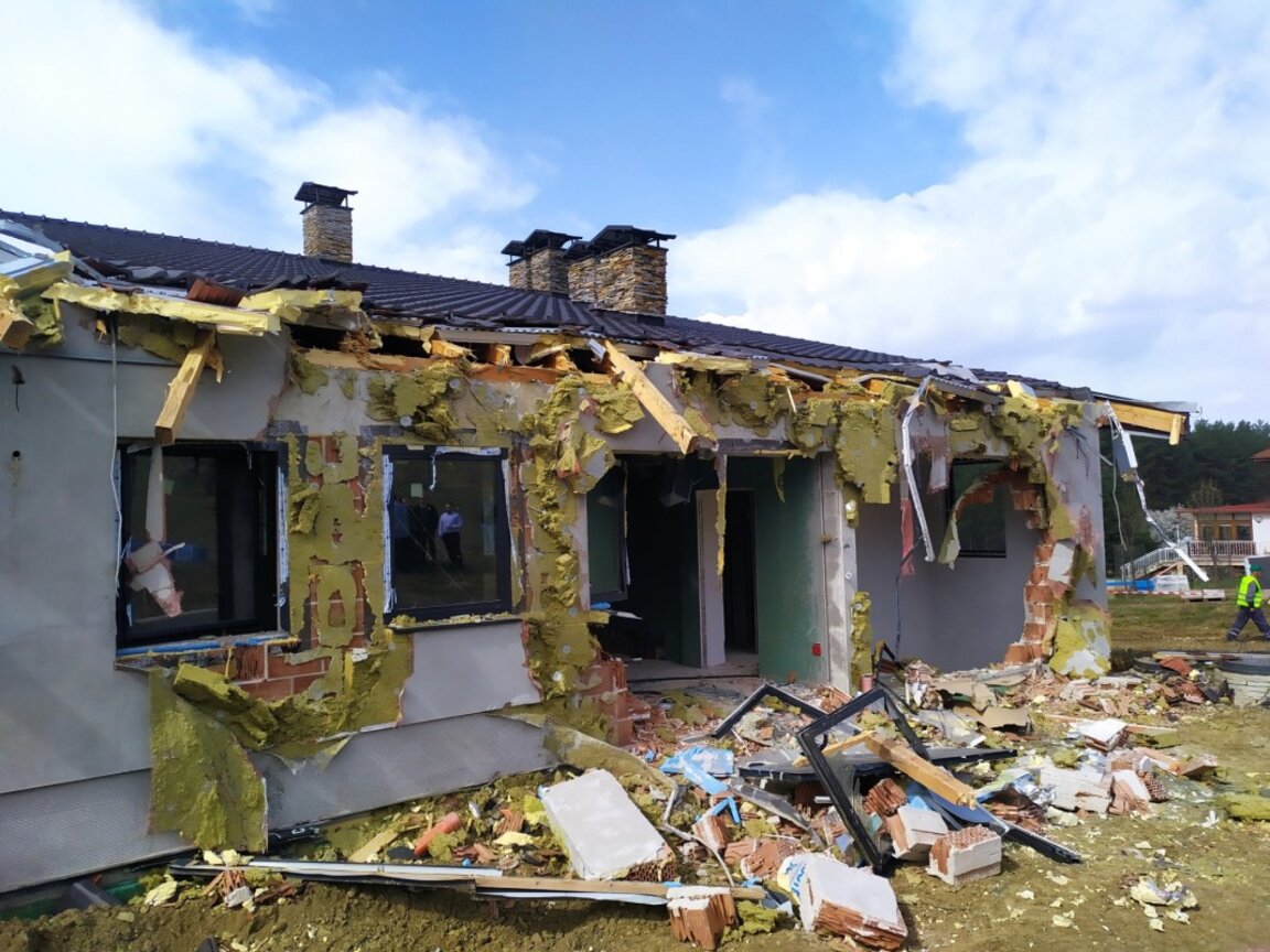 Започна принудително събаряне на три постройки на територията на ДЛС "Искър"