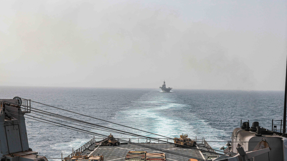 Десантният кораб "Картър" и амфибийният десантен кораб "Батаан", и двата на военноморските сили на САЩ, преминават през Баб ел Мандеб, архив, 2023 г.