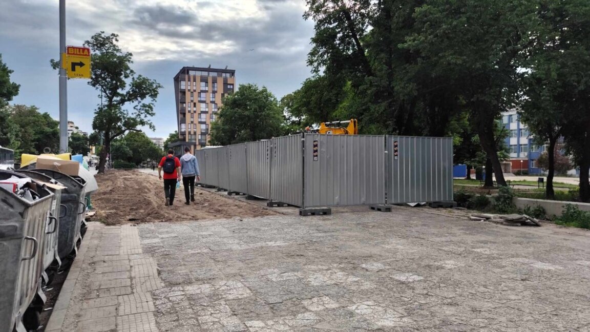 Изграждат паркинг на тротоара пред ПГЕЕ