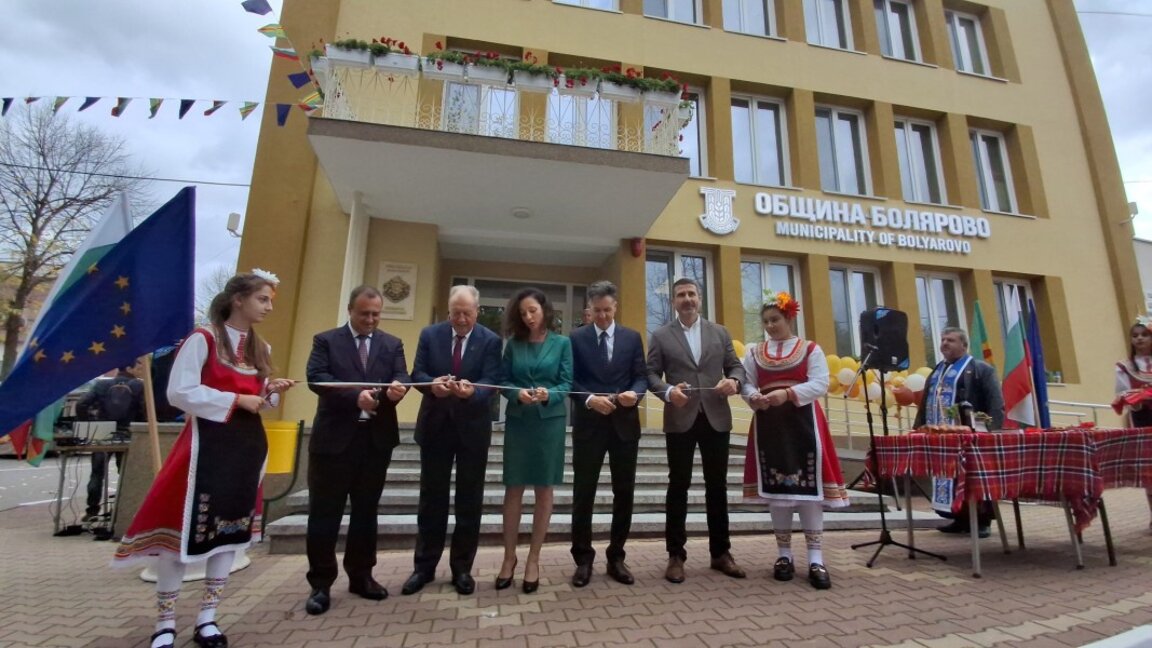 Откриха тържествено ремонтираната общинска сграда в Болярово