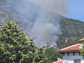 Екипи на пожарната са на оглед след пожара в сливенската планина