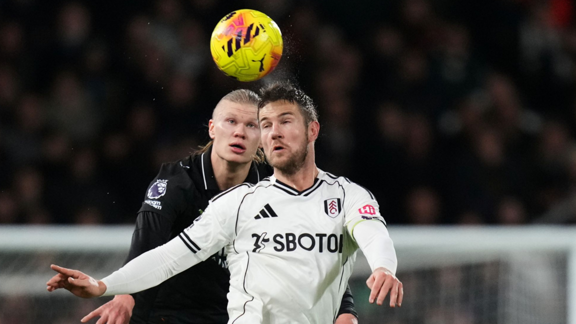 Холанд (в черно) във въздушен двубой с Андерсен от Фулъм.