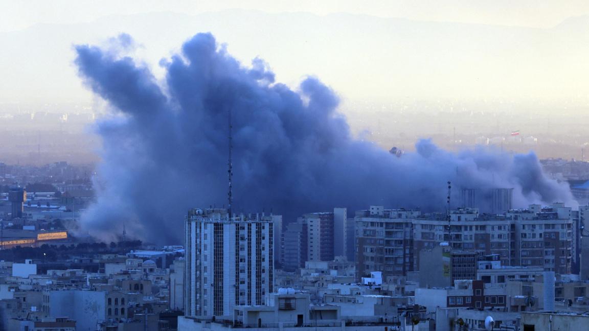 Дим се издига над Техеран след американско-израелски удари срещу града, март 2026 г.
