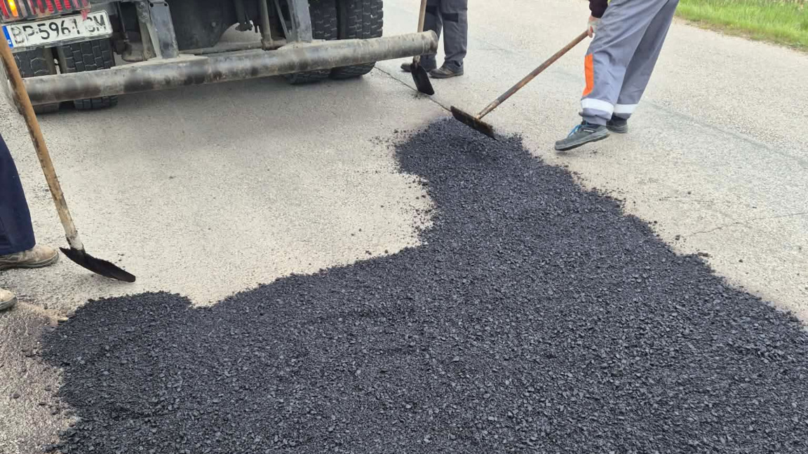 Започна аварийно изкърпване на улици и пътища в община Мездра