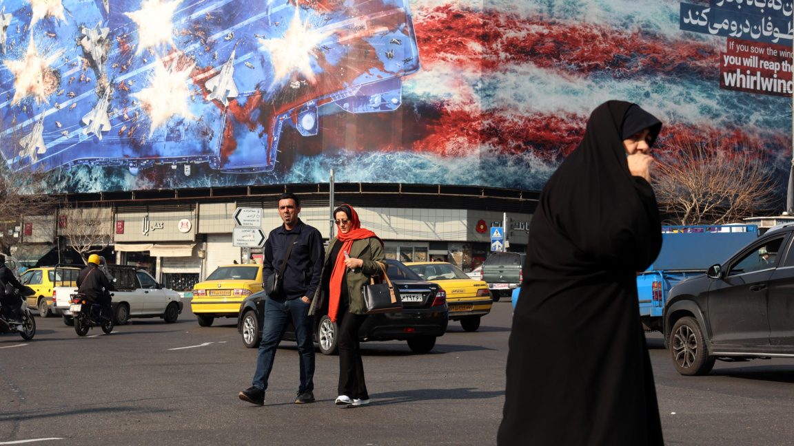 Иранци минават покрай огромен антиамерикански билборд, окачен в Техеран