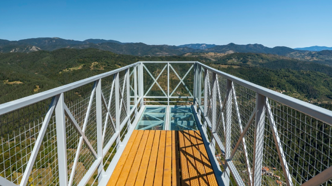 Обновиха емблематичната стъклена площадка "Върхът" в Родопите