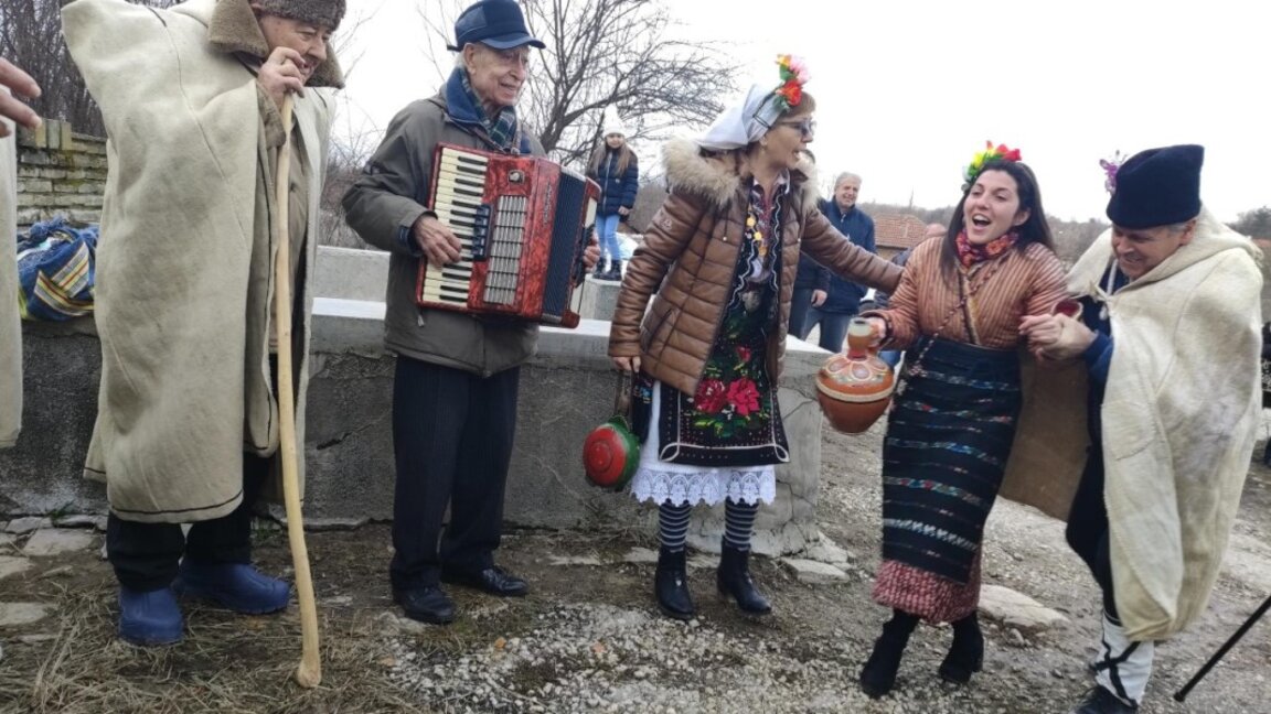 Ритуалом "Ивановы влачуги" в с. Караисен выгоняют плохую энергию