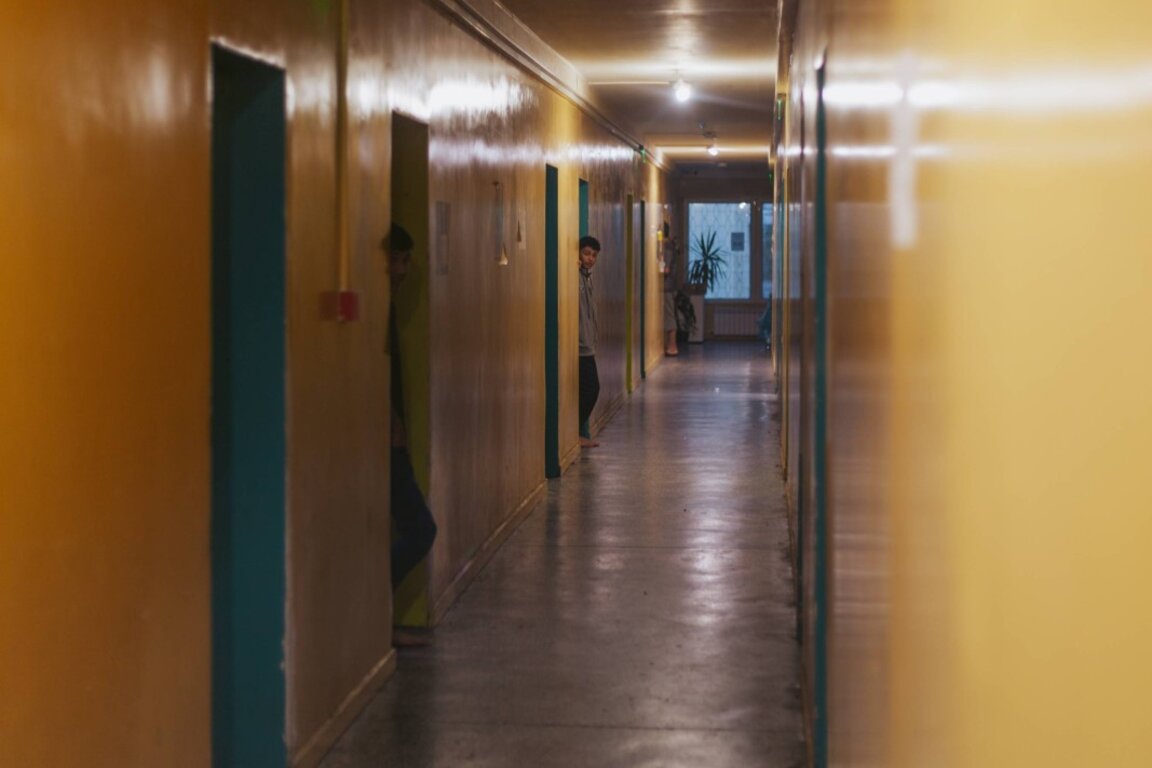 "Тук, където съм" – уязвимост и принадлежност през обектива на младите бежанци