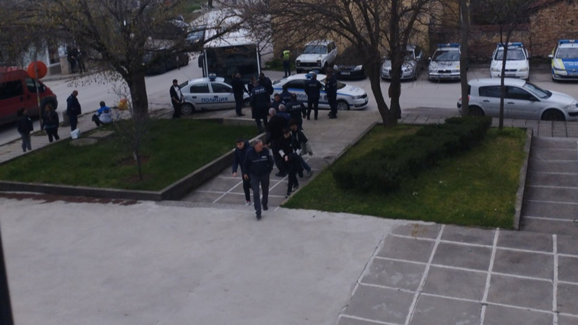 Автобус удари два патрулни автомобила пред полицията в Горна Оряховица