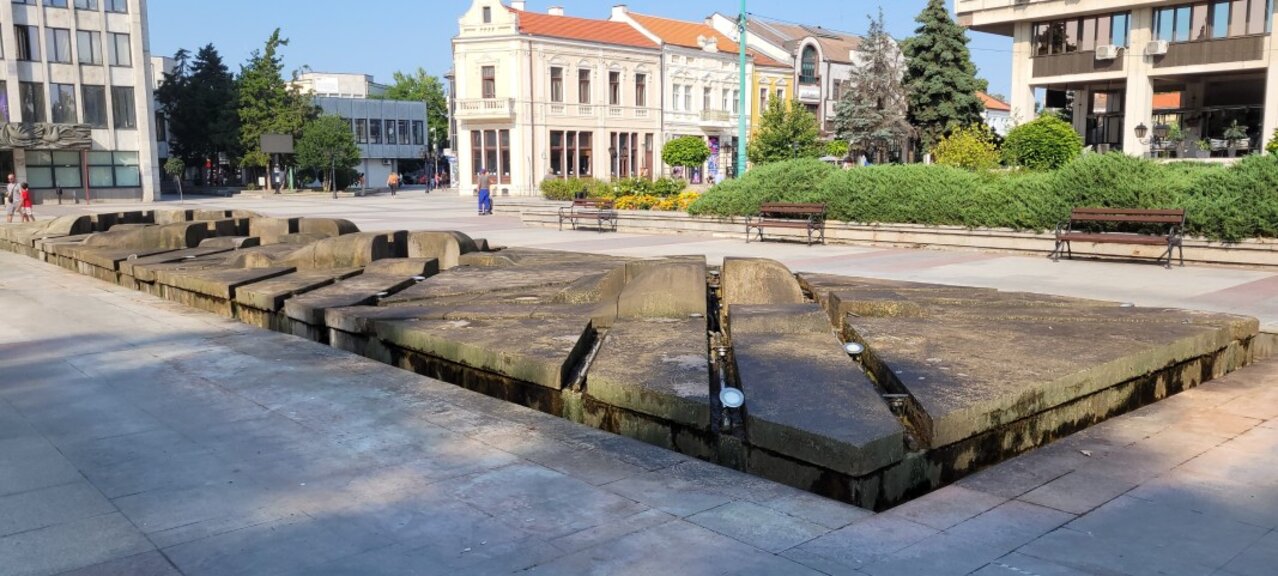 Фонтанът в центъра на Видин зеленяса и това лято