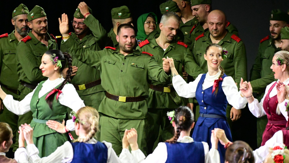 Сватбено хоро - на сцената на събора "На мегдана на Другата България"