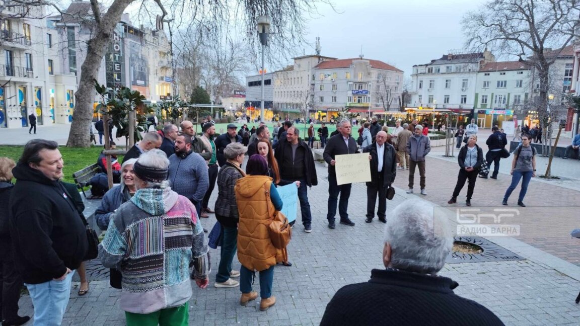 Над 150 души на протест във Варна срещу намесата на Прокуратурата в работата на КС по делото за вота
