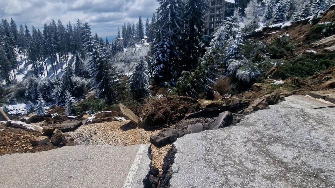 Massive landslide closes main road Pamporovo – Smolyan