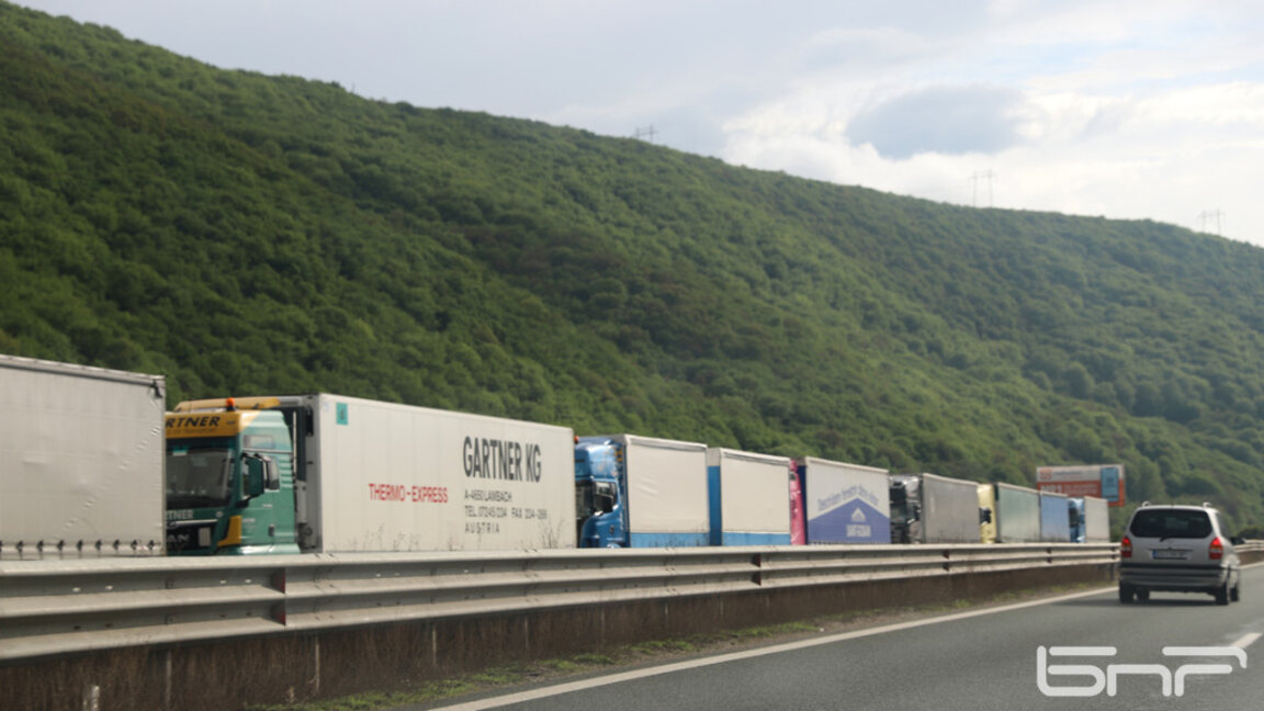 Se propune interzicerea circulației camioanelor grele pe autostrăzi în zilele de sărbătoare și la orele de vârf