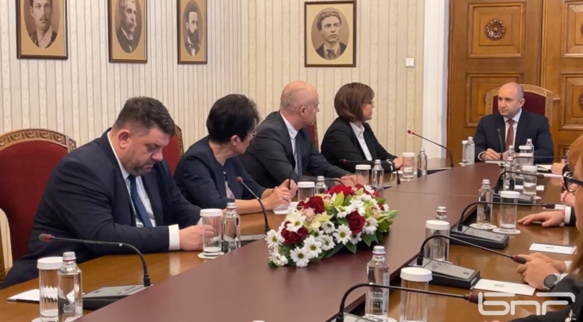 Консултациите при президента: БСП са на "Дондуков" 2