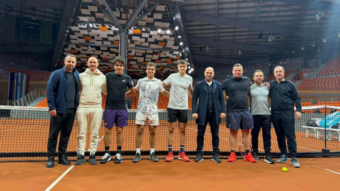 Отборът ни в зала "Колодрума". Грозданов е третият от дясно - на ляво.