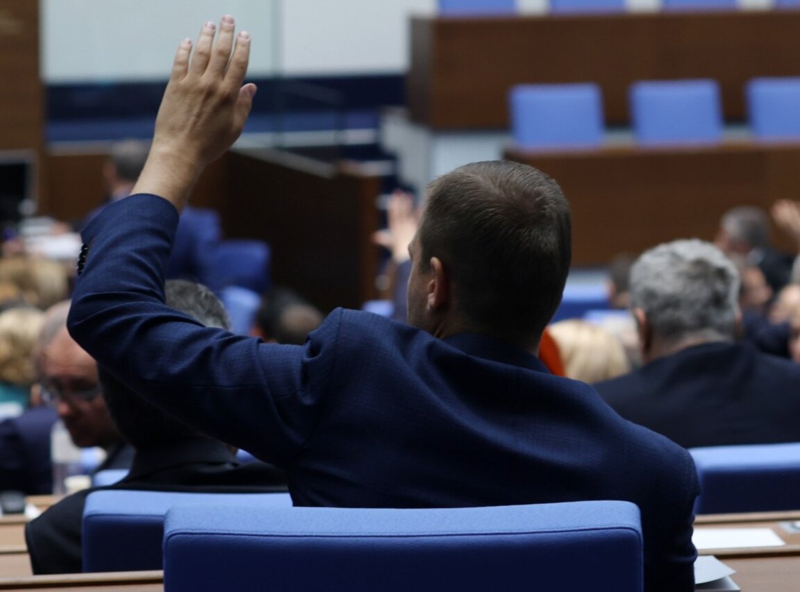 НС прие промените в Закона за държавната собственост на фона на скандал