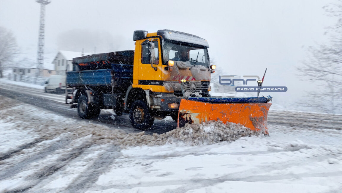 Снегопочистващата техника в област Кърджали е в готовност за работа