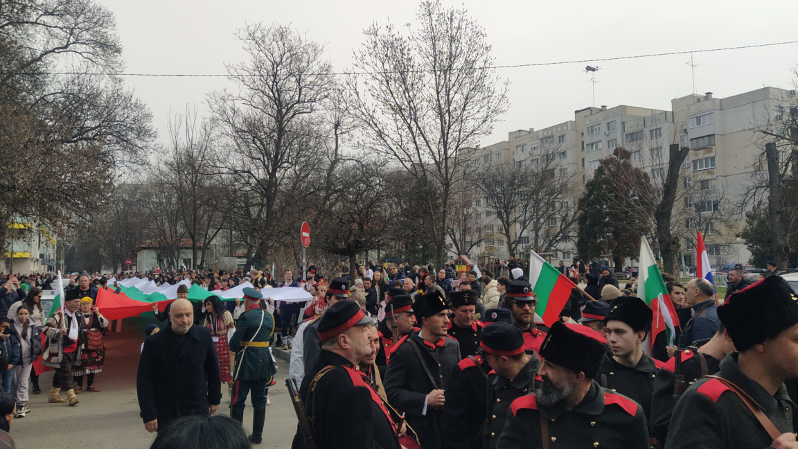 Участници в "Шествие на свободата" в София понесоха 100-метров български флаг