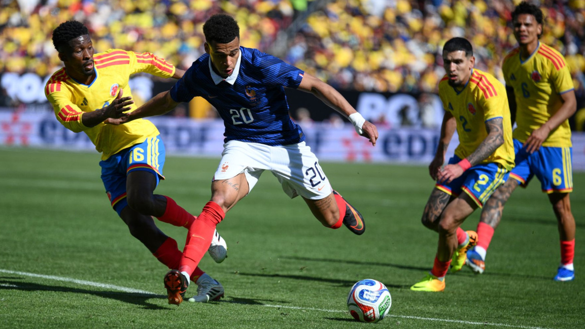 Дезире Дуе (в синя фланелка) отбеляза два гола за Франция срещу Колумбия.